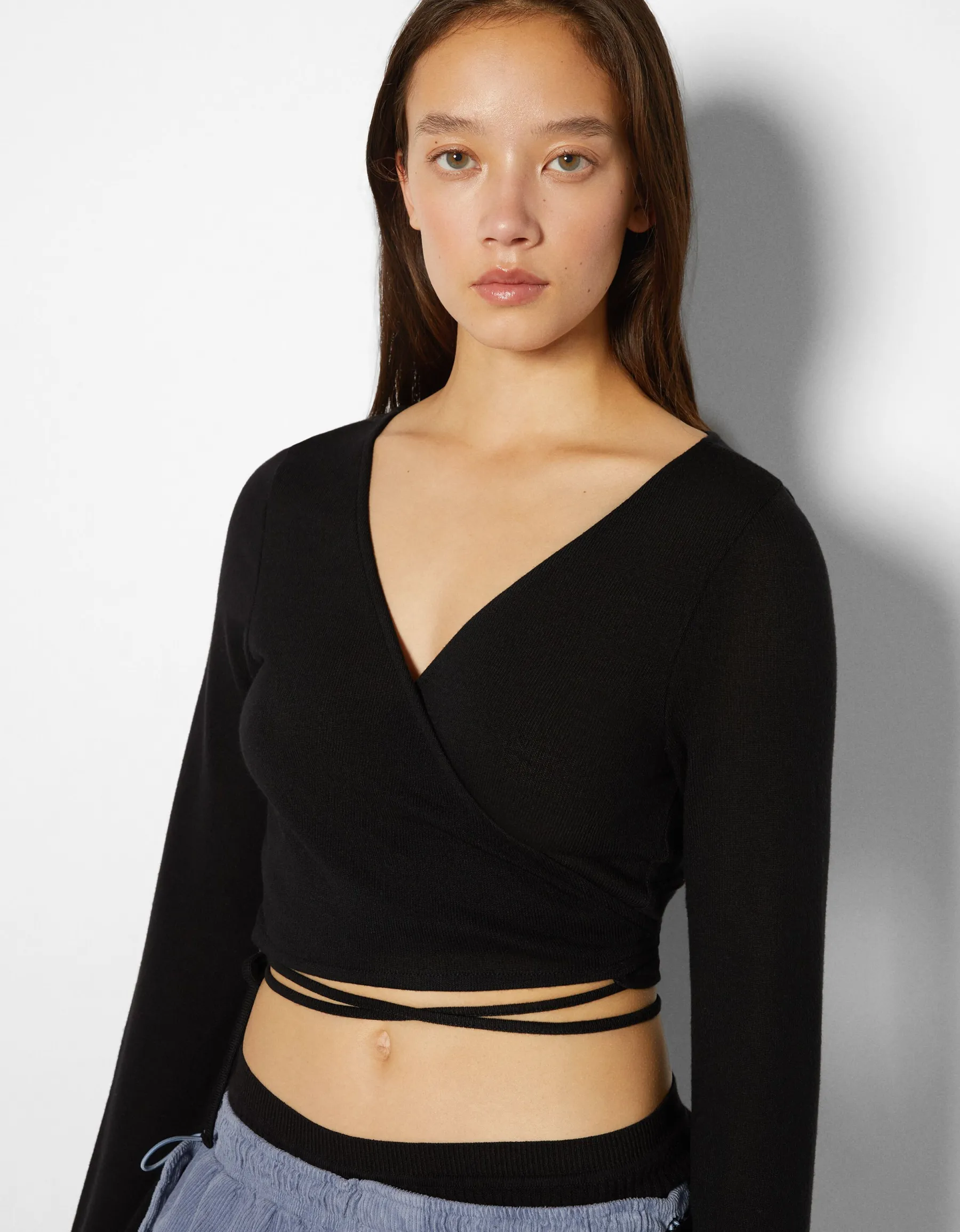 BERSHKA Top manches longues nœud décolleté croisé Rose Store