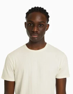 BERSHKA T-shirt manches courtes muscle fit maille côtelée Blanc cassé Store