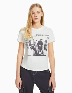 BERSHKA T-shirt regular imprimé graphique Blanc cassé Store