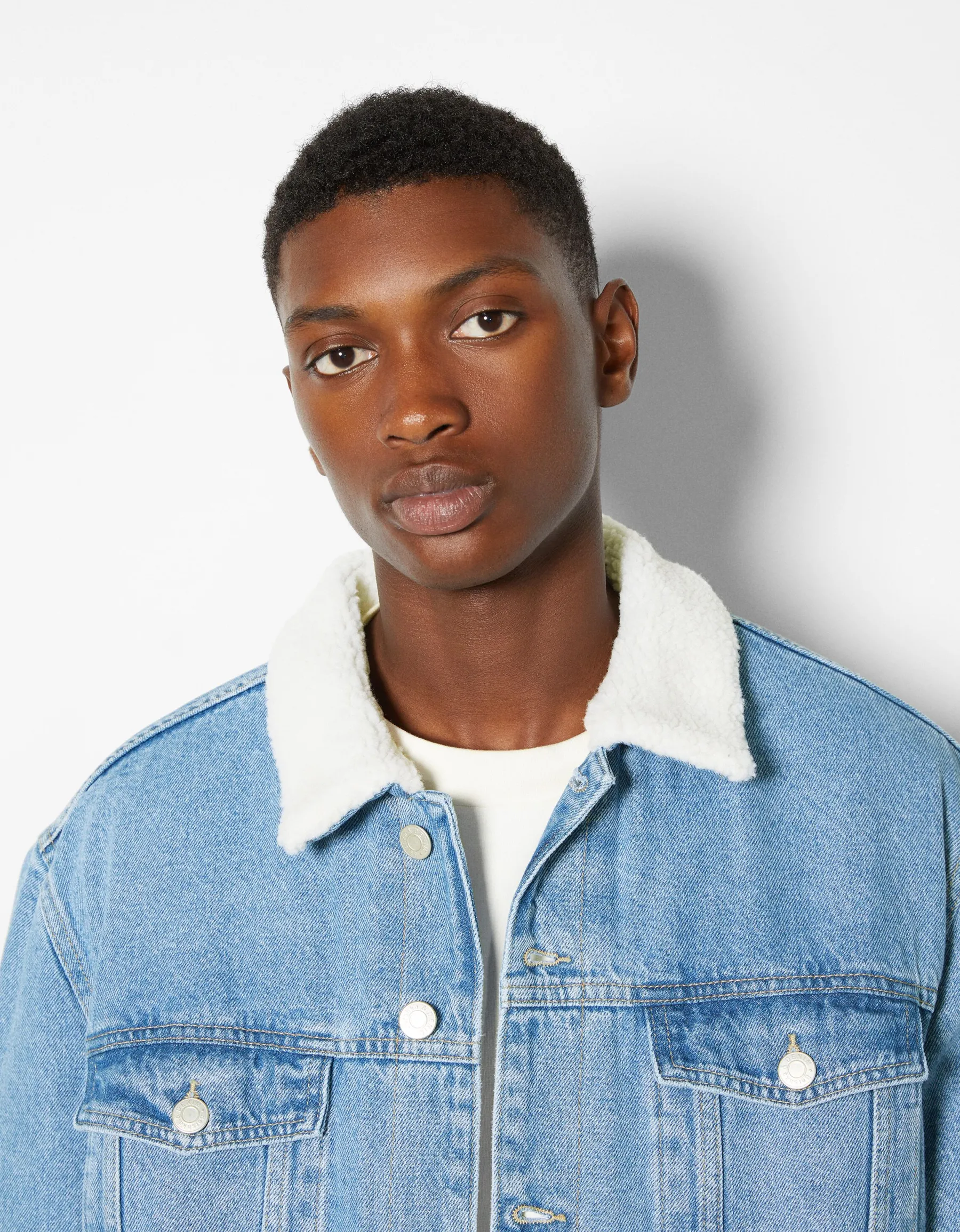 BERSHKA Veste en jean doublure polaire Bleu Hot